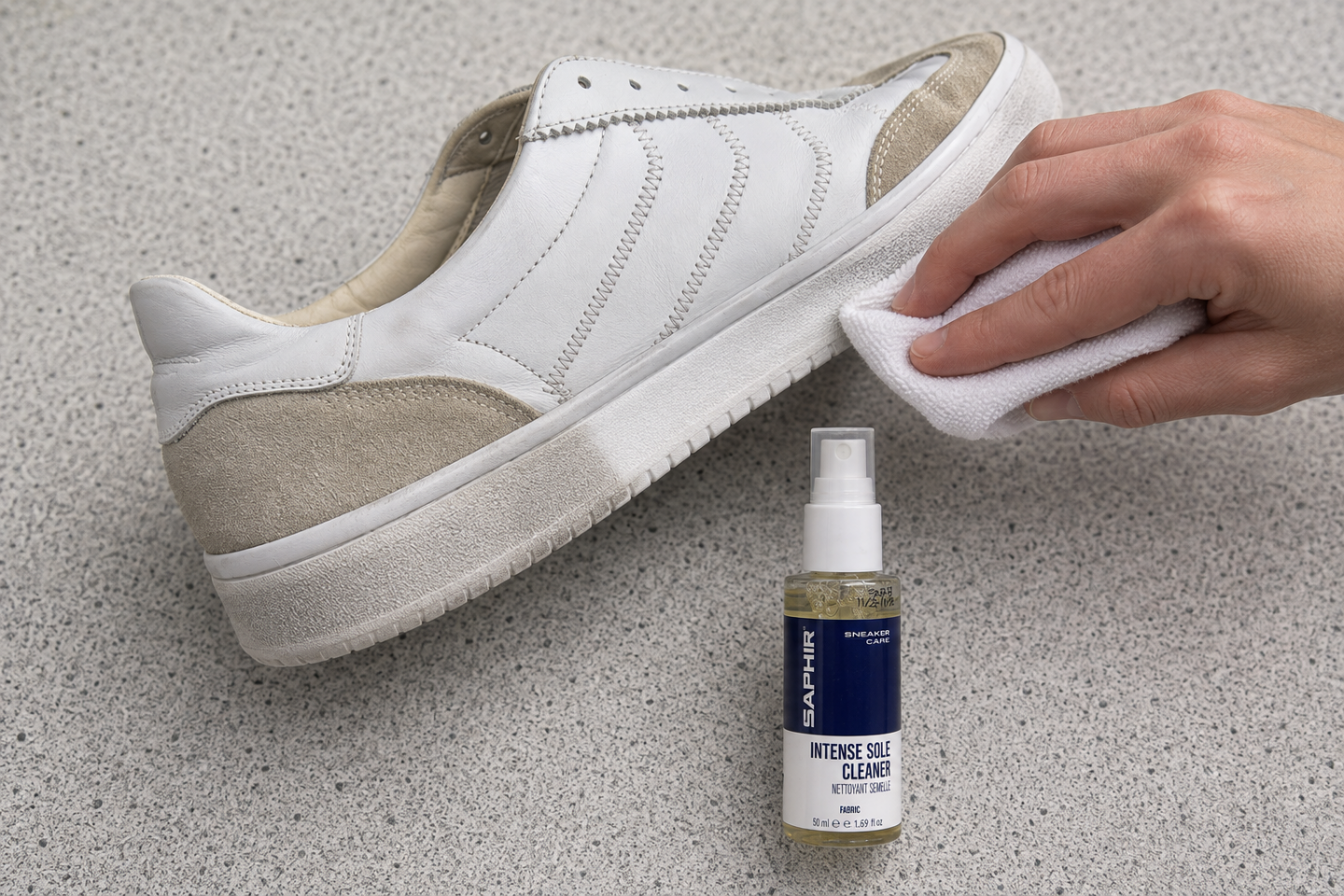 Baltas snīkeru gumijas zoles malas tīrīšana ar Saphir Intense Sole Cleaner